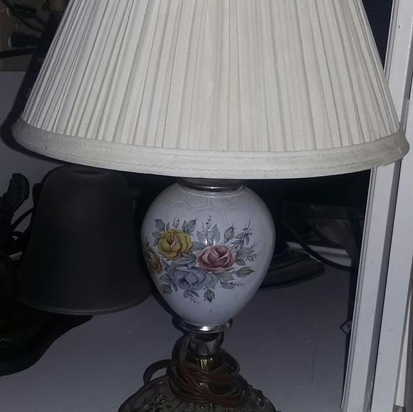 Lamp fixture lightweight shade - Picture 1 of 4